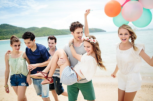 포토 JPG 주간 서양인 외국인 백인 해외기획촬영 커플 여자 남자 안기 모션 놀이 함께함 서기 미소 들기 사람 여러명 상반신 20대 성인 해변 야외 앞모습 친구 여름휴가 바캉스 우정 즐거움 상쾌 풍선 2015년태국 청년만 성인만 국내포토 자연요소 감정 바다 뷰포인트 다수 컨셉 관계 휴가 표정 인종 청년 파일형식 여름_계절