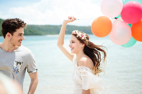 포토 JPG 주간 서양인 외국인 백인 해외기획촬영 라이프스타일 커플 여자 남자 커플라이프 모션 함께함 서기 미소 들기 사람 상반신 20대 성인 해변 야외 두명 앞모습 옆모습 여름휴가 바캉스 즐거움 상쾌 풍선 2015년태국 청년만 성인만 국내포토 자연요소 감정 바다 뷰포인트 컨셉 관계 휴가 표정 인종 청년 생활 파일형식 여름_계절