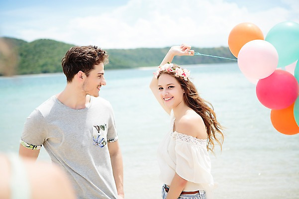 포토 JPG 주간 서양인 외국인 백인 해외기획촬영 라이프스타일 커플 여자 남자 커플라이프 모션 함께함 서기 미소 들기 사람 상반신 20대 성인 해변 야외 두명 옆모습 여름휴가 바캉스 즐거움 상쾌 풍선 2015년태국 청년만 성인만 국내포토 자연요소 감정 바다 뷰포인트 컨셉 관계 휴가 표정 인종 청년 생활 파일형식 여름_계절