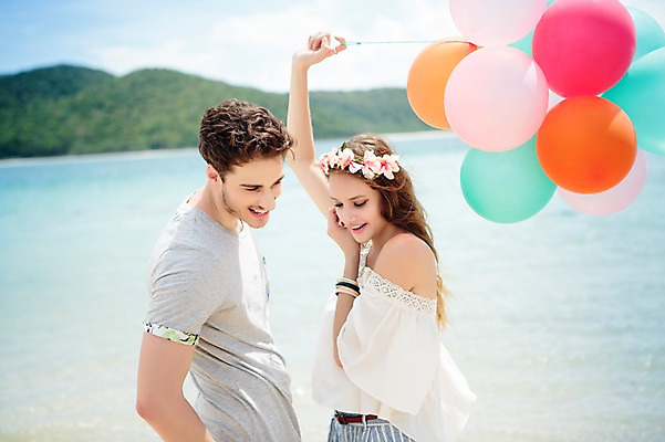 포토 JPG 주간 서양인 외국인 백인 해외기획촬영 라이프스타일 커플 여자 남자 커플라이프 모션 함께함 서기 미소 들기 사람 손짓 상반신 20대 성인 해변 야외 두명 옆모습 여름휴가 바캉스 즐거움 상쾌 풍선 2015년태국 청년만 성인만 국내포토 자연요소 감정 바다 뷰포인트 컨셉 관계 휴가 표정 인종 청년 생활 파일형식 여름_계절
