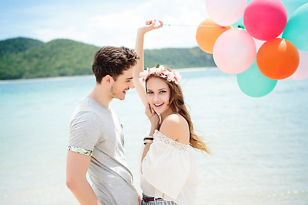 포토 JPG 주간 서양인 외국인 백인 해외기획촬영 라이프스타일 커플 여자 남자 커플라이프 모션 함께함 서기 미소 들기 사람 상반신 20대 성인 해변 야외 두명 옆모습 여름휴가 바캉스 즐거움 상쾌 풍선 2015년태국 청년만 성인만 국내포토 자연요소 감정 바다 뷰포인트 컨셉 관계 휴가 표정 인종 청년 생활 파일형식 여름_계절