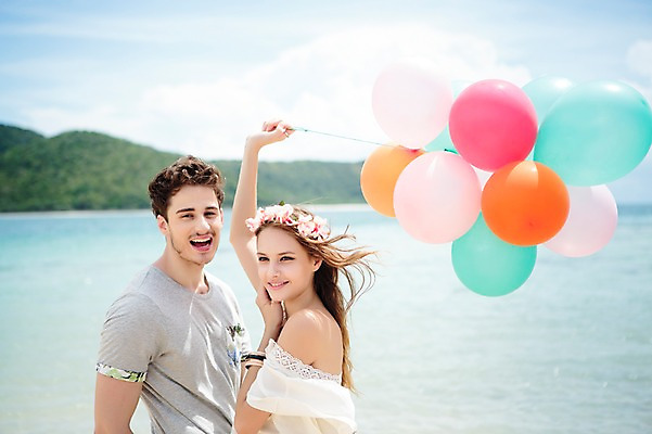 포토 JPG 주간 서양인 외국인 백인 해외기획촬영 라이프스타일 커플 여자 남자 커플라이프 모션 함께함 미소 들기 사람 20대 성인 해변 야외 두명 옆모습 여름휴가 바캉스 즐거움 상쾌 풍선 2015년태국 청년만 성인만 국내포토 자연요소 감정 바다 뷰포인트 컨셉 관계 휴가 표정 인종 청년 생활 파일형식 여름_계절
