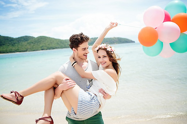 포토 JPG 주간 전신 서양인 외국인 백인 해외기획촬영 라이프스타일 커플 여자 남자 커플라이프 모션 함께함 서기 미소 들기 사람 상반신 20대 성인 해변 야외 두명 앞모습 옆모습 여름휴가 바캉스 즐거움 상쾌 풍선 2015년태국 청년만 성인만 들어올리기 국내포토 자연요소 감정 바다 뷰포인트 컨셉 관계 휴가 표정 인종 청년 생활 파일형식 여름_계절