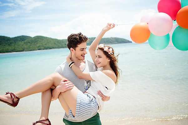 포토 JPG 주간 전신 서양인 외국인 백인 해외기획촬영 라이프스타일 커플 여자 남자 커플라이프 모션 함께함 서기 미소 들기 사람 상반신 20대 성인 해변 야외 두명 앞모습 옆모습 여름휴가 바캉스 즐거움 상쾌 풍선 2015년태국 청년만 성인만 들어올리기 국내포토 자연요소 감정 바다 뷰포인트 컨셉 관계 휴가 표정 인종 청년 생활 파일형식 여름_계절