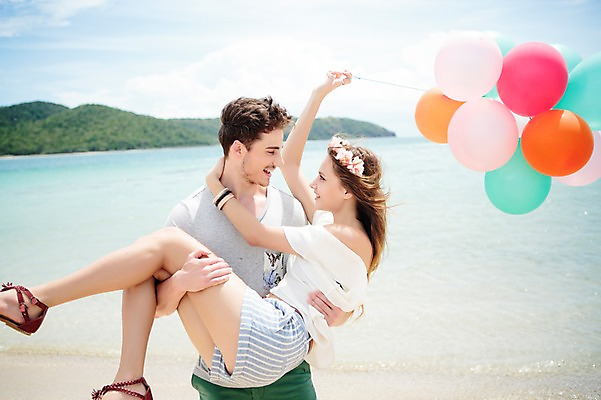 포토 JPG 주간 전신 서양인 외국인 백인 해외기획촬영 라이프스타일 커플 여자 남자 커플라이프 모션 함께함 서기 미소 들기 사람 상반신 20대 성인 해변 야외 두명 앞모습 옆모습 여름휴가 바캉스 즐거움 상쾌 풍선 2015년태국 청년만 성인만 들어올리기 국내포토 자연요소 감정 바다 뷰포인트 컨셉 관계 휴가 표정 인종 청년 생활 파일형식 여름_계절