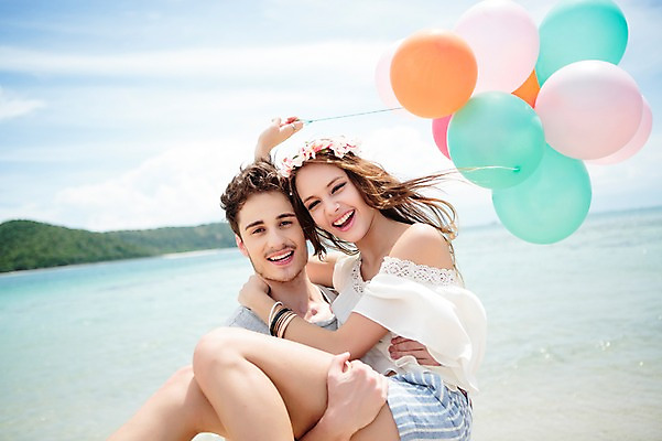 포토 JPG 주간 서양인 외국인 백인 해외기획촬영 라이프스타일 커플 여자 남자 커플라이프 모션 함께함 서기 미소 들기 사람 상반신 20대 성인 해변 야외 두명 앞모습 옆모습 여름휴가 바캉스 즐거움 상쾌 풍선 2015년태국 청년만 성인만 들어올리기 국내포토 자연요소 감정 바다 뷰포인트 컨셉 관계 휴가 표정 인종 청년 생활 파일형식 여름_계절