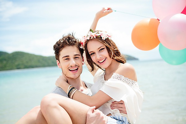 포토 JPG 주간 서양인 외국인 백인 해외기획촬영 라이프스타일 커플 여자 남자 커플라이프 모션 함께함 서기 미소 들기 사람 상반신 20대 성인 해변 야외 두명 앞모습 옆모습 여름휴가 바캉스 즐거움 상쾌 풍선 2015년태국 청년만 성인만 들어올리기 국내포토 자연요소 감정 바다 뷰포인트 컨셉 관계 휴가 표정 인종 청년 생활 파일형식 여름_계절