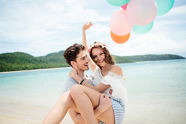 포토 JPG 주간 서양인 외국인 백인 해외기획촬영 라이프스타일 커플 여자 남자 커플라이프 모션 함께함 서기 미소 들기 사람 상반신 20대 성인 해변 야외 두명 앞모습 옆모습 여름휴가 바캉스 즐거움 상쾌 풍선 2015년태국 청년만 성인만 들어올리기 국내포토 자연요소 감정 바다 뷰포인트 컨셉 관계 휴가 표정 인종 청년 생활 파일형식 여름_계절