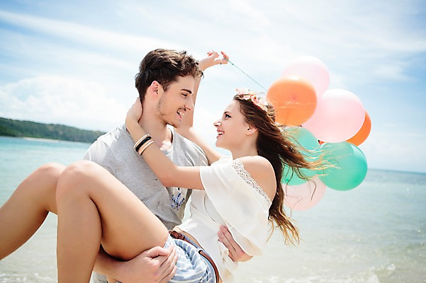 포토 JPG 주간 서양인 외국인 백인 해외기획촬영 라이프스타일 커플 여자 남자 커플라이프 모션 함께함 서기 미소 들기 사람 상반신 20대 성인 해변 야외 두명 앞모습 옆모습 여름휴가 바캉스 마주보기 즐거움 상쾌 풍선 2015년태국 청년만 성인만 들어올리기 국내포토 자연요소 감정 바다 뷰포인트 컨셉 관계 휴가 표정 인종 청년 생활 파일형식 여름_계절