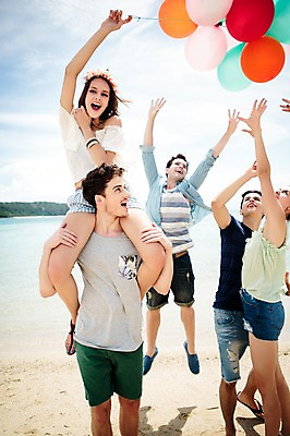 포토 JPG 주간 전신 서양인 외국인 백인 해외기획촬영 커플 응시 여자 남자 모션 함께함 서기 미소 들기 사람 여러명 20대 성인 해변 야외 앞모습 친구 여름휴가 바캉스 우정 목말 즐거움 상쾌 풍선 2015년태국 청년만 성인만 국내포토 자연요소 시선 감정 바다 뷰포인트 다수 컨셉 관계 휴가 표정 인종 청년 파일형식 여름_계절