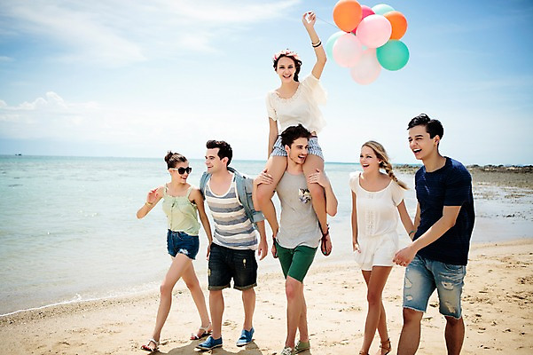 포토 JPG 주간 전신 서양인 외국인 백인 해외기획촬영 커플 여자 남자 모션 하늘 함께함 미소 들기 사람 여러명 20대 성인 해변 야외 앞모습 친구 여름휴가 바캉스 걷기 우정 목말 즐거움 상쾌 풍선 2015년태국 청년만 성인만 국내포토 자연요소 감정 바다 뷰포인트 다수 컨셉 관계 휴가 표정 인종 청년 파일형식 여름_계절