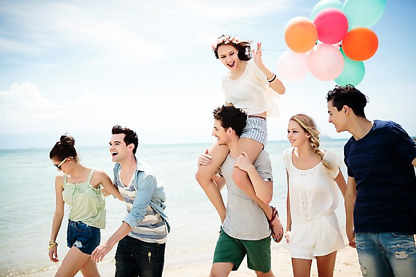 포토 JPG 주간 서양인 외국인 백인 해외기획촬영 커플 여자 남자 모션 하늘 함께함 미소 들기 사람 여러명 상반신 20대 성인 해변 야외 앞모습 친구 여름휴가 바캉스 걷기 우정 목말 즐거움 상쾌 풍선 2015년태국 청년만 성인만 국내포토 자연요소 감정 바다 뷰포인트 다수 컨셉 관계 휴가 표정 인종 청년 파일형식 여름_계절