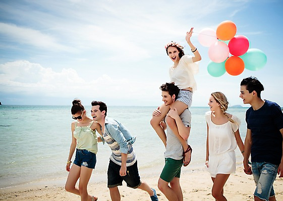 포토 JPG 주간 서양인 외국인 백인 해외기획촬영 커플 여자 남자 모션 하늘 함께함 미소 들기 사람 여러명 상반신 20대 성인 해변 야외 앞모습 친구 여름휴가 바캉스 걷기 우정 목말 즐거움 상쾌 풍선 2015년태국 청년만 성인만 국내포토 자연요소 감정 바다 뷰포인트 다수 컨셉 관계 휴가 표정 인종 청년 파일형식 여름_계절