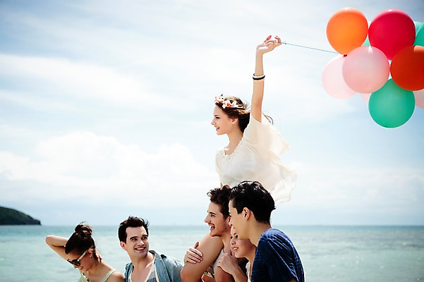 포토 JPG 주간 서양인 외국인 백인 해외기획촬영 커플 여자 남자 모션 하늘 함께함 들기 사람 여러명 상반신 20대 성인 해변 야외 옆모습 친구 여름휴가 바캉스 걷기 우정 목말 즐거움 상쾌 풍선 2015년태국 청년만 성인만 국내포토 자연요소 감정 바다 뷰포인트 다수 컨셉 관계 휴가 인종 청년 파일형식 여름_계절