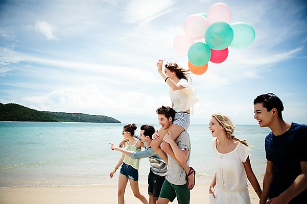 포토 JPG 주간 서양인 외국인 백인 해외기획촬영 커플 여자 남자 모션 하늘 함께함 미소 들기 사람 여러명 상반신 20대 성인 해변 야외 옆모습 친구 여름휴가 바캉스 걷기 우정 목말 즐거움 상쾌 풍선 2015년태국 청년만 성인만 국내포토 자연요소 감정 바다 뷰포인트 다수 컨셉 관계 휴가 표정 인종 청년 파일형식 여름_계절