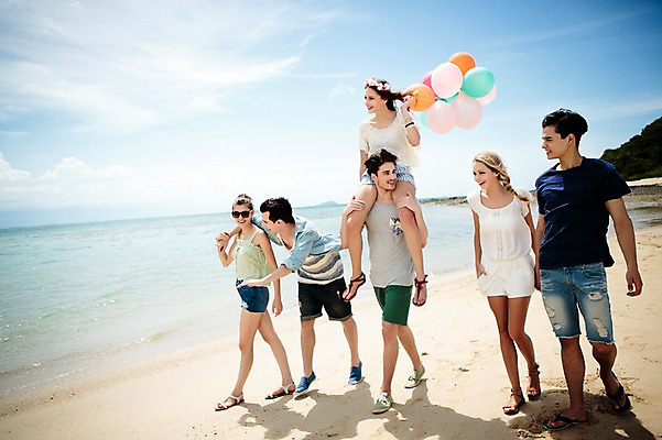 포토 JPG 주간 전신 서양인 외국인 백인 해외기획촬영 커플 여자 남자 모션 하늘 함께함 미소 들기 사람 여러명 20대 성인 해변 야외 앞모습 친구 여름휴가 바캉스 걷기 우정 목말 즐거움 상쾌 풍선 2015년태국 청년만 성인만 국내포토 자연요소 감정 바다 뷰포인트 다수 컨셉 관계 휴가 표정 인종 청년 파일형식 여름_계절