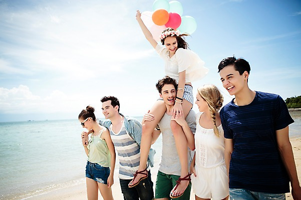 포토 JPG 주간 서양인 외국인 백인 해외기획촬영 커플 여자 남자 모션 하늘 함께함 미소 들기 사람 여러명 상반신 20대 성인 해변 야외 앞모습 여름휴가 바캉스 걷기 우정 즐거움 상쾌 풍선 2015년태국 청년만 성인만 국내포토 자연요소 감정 바다 뷰포인트 다수 컨셉 관계 휴가 표정 인종 청년 친구 파일형식 여름_계절