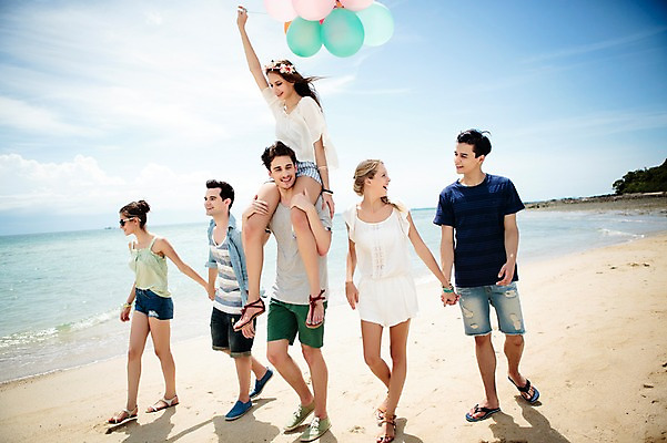 포토 JPG 주간 전신 서양인 외국인 백인 해외기획촬영 커플 여자 남자 모션 하늘 함께함 미소 들기 사람 여러명 20대 성인 해변 야외 앞모습 친구 여름휴가 바캉스 걷기 우정 목말 즐거움 상쾌 풍선 2015년태국 청년만 성인만 국내포토 자연요소 감정 바다 뷰포인트 다수 컨셉 관계 휴가 표정 인종 청년 파일형식 여름_계절