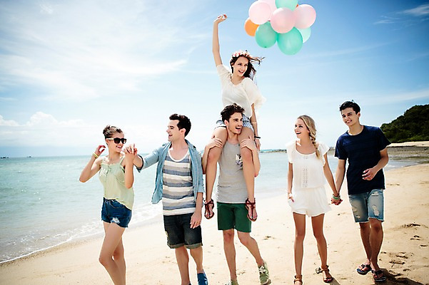 포토 JPG 주간 전신 서양인 외국인 백인 해외기획촬영 커플 여자 남자 모션 하늘 함께함 미소 들기 사람 여러명 20대 성인 해변 야외 앞모습 친구 여름휴가 바캉스 걷기 우정 목말 즐거움 상쾌 풍선 2015년태국 청년만 성인만 국내포토 자연요소 감정 바다 뷰포인트 다수 컨셉 관계 휴가 표정 인종 청년 파일형식 여름_계절