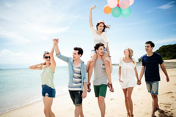 포토 JPG 주간 서양인 외국인 백인 해외기획촬영 커플 여자 남자 모션 하늘 함께함 서기 미소 들기 사람 여러명 상반신 20대 성인 해변 야외 앞모습 친구 여름휴가 바캉스 우정 목말 즐거움 상쾌 풍선 2015년태국 청년만 성인만 국내포토 자연요소 감정 바다 뷰포인트 다수 컨셉 관계 휴가 표정 인종 청년 파일형식 여름_계절