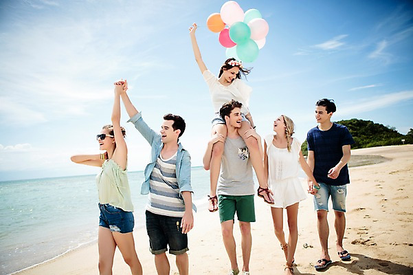 포토 JPG 주간 전신 서양인 외국인 백인 해외기획촬영 커플 여자 남자 모션 하늘 함께함 미소 들기 사람 여러명 20대 성인 해변 야외 앞모습 친구 여름휴가 바캉스 걷기 손잡기 우정 목말 즐거움 상쾌 풍선 2015년태국 청년만 성인만 국내포토 자연요소 감정 바다 뷰포인트 다수 컨셉 관계 휴가 표정 인종 청년 파일형식 여름_계절