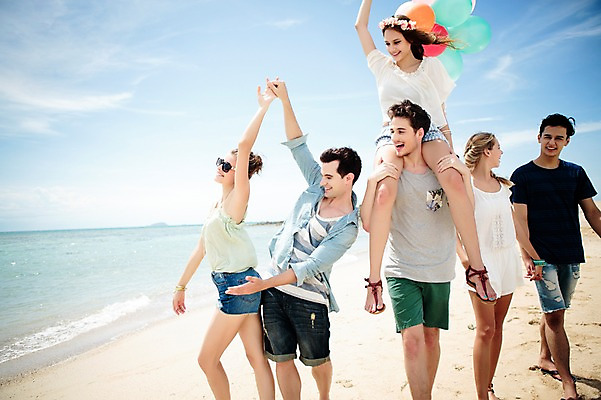 포토 JPG 주간 서양인 외국인 백인 해외기획촬영 커플 여자 남자 장난 모션 하늘 함께함 미소 들기 사람 여러명 상반신 20대 성인 해변 야외 앞모습 친구 여름휴가 바캉스 걷기 손잡기 우정 목말 즐거움 상쾌 풍선 2015년태국 청년만 성인만 국내포토 자연요소 감정 바다 뷰포인트 다수 컨셉 관계 휴가 표정 인종 청년 파일형식 여름_계절