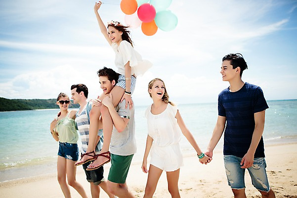 포토 JPG 주간 서양인 외국인 백인 해외기획촬영 커플 응시 여자 남자 모션 하늘 함께함 미소 들기 사람 여러명 상반신 20대 성인 해변 야외 옆모습 친구 여름휴가 바캉스 걷기 손잡기 우정 목말 즐거움 상쾌 풍선 2015년태국 청년만 성인만 국내포토 자연요소 시선 감정 바다 뷰포인트 다수 컨셉 관계 휴가 표정 인종 청년 파일형식 여름_계절