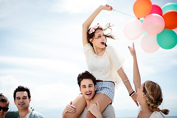 포토 JPG 주간 서양인 외국인 백인 해외기획촬영 커플 여자 남자 모션 하늘 함께함 서기 미소 들기 사람 여러명 상반신 20대 성인 해변 야외 앞모습 친구 여름휴가 바캉스 우정 목말 즐거움 상쾌 풍선 2015년태국 청년만 성인만 국내포토 자연요소 감정 바다 뷰포인트 다수 컨셉 관계 휴가 표정 인종 청년 파일형식 여름_계절