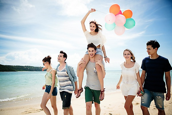 포토 JPG 주간 서양인 외국인 백인 해외기획촬영 커플 여자 남자 모션 하늘 함께함 미소 들기 사람 여러명 상반신 20대 성인 해변 야외 앞모습 친구 여름휴가 바캉스 걷기 우정 즐거움 상쾌 풍선 2015년태국 청년만 성인만 국내포토 자연요소 감정 바다 뷰포인트 다수 컨셉 관계 휴가 표정 인종 청년 파일형식 여름_계절