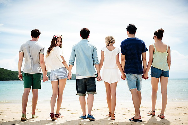 포토 JPG 주간 전신 서양인 외국인 백인 해외기획촬영 커플 여자 남자 행복 모션 함께함 서기 사람 여러명 20대 성인 해변 야외 뒷모습 친구 여름휴가 바캉스 손잡기 우정 뒤돌아보기 즐거움 열정 2015년태국 청년만 성인만 국내포토 자연요소 감정 바다 뷰포인트 다수 컨셉 관계 휴가 인종 청년 파일형식 여름_계절