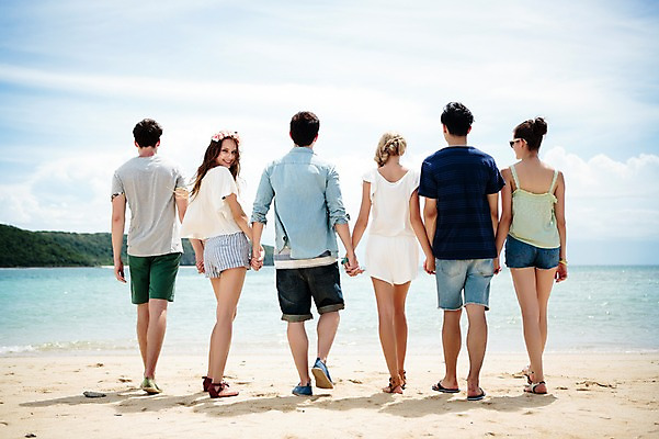 포토 JPG 주간 전신 서양인 외국인 백인 해외기획촬영 커플 여자 남자 행복 모션 함께함 미소 사람 여러명 20대 성인 해변 야외 뒷모습 친구 여름휴가 바캉스 손잡기 우정 뒤돌아보기 즐거움 열정 2015년태국 청년만 성인만 국내포토 자연요소 감정 바다 뷰포인트 다수 컨셉 관계 휴가 표정 인종 청년 파일형식 여름_계절