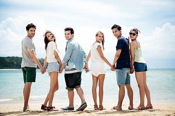 포토 JPG 주간 전신 서양인 외국인 백인 해외기획촬영 커플 여자 남자 행복 모션 함께함 미소 사람 여러명 20대 성인 해변 야외 뒷모습 친구 여름휴가 바캉스 손잡기 우정 뒤돌아보기 즐거움 열정 2015년태국 청년만 성인만 국내포토 자연요소 감정 바다 뷰포인트 다수 컨셉 관계 휴가 표정 인종 청년 파일형식 여름_계절