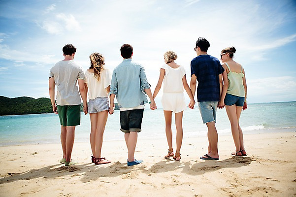 포토 JPG 주간 전신 서양인 외국인 백인 해외기획촬영 커플 여자 남자 행복 모션 함께함 서기 사람 여러명 20대 성인 해변 야외 뒷모습 친구 여름휴가 바캉스 손잡기 우정 즐거움 열정 2015년태국 청년만 성인만 국내포토 자연요소 감정 바다 뷰포인트 다수 컨셉 관계 휴가 인종 청년 파일형식 여름_계절