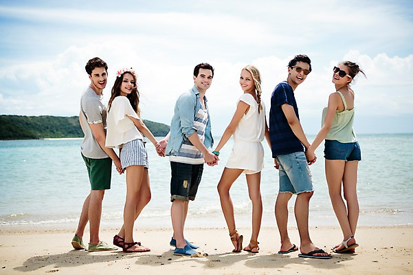 포토 JPG 주간 전신 서양인 외국인 백인 해외기획촬영 커플 여자 남자 행복 모션 함께함 서기 미소 사람 여러명 20대 성인 해변 야외 뒷모습 친구 여름휴가 바캉스 손잡기 우정 뒤돌아보기 즐거움 열정 2015년태국 청년만 성인만 국내포토 자연요소 감정 바다 뷰포인트 다수 컨셉 관계 휴가 표정 인종 청년 파일형식 여름_계절