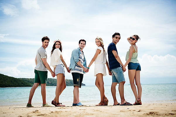 포토 JPG 주간 전신 서양인 외국인 백인 해외기획촬영 커플 여자 남자 행복 모션 함께함 서기 미소 사람 여러명 20대 성인 해변 야외 뒷모습 친구 여름휴가 바캉스 손잡기 우정 뒤돌아보기 즐거움 열정 2015년태국 청년만 성인만 국내포토 자연요소 감정 바다 뷰포인트 다수 컨셉 관계 휴가 표정 인종 청년 파일형식 여름_계절