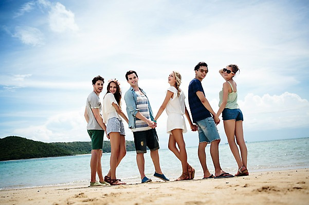 포토 JPG 주간 전신 서양인 외국인 백인 해외기획촬영 커플 여자 남자 행복 모션 함께함 서기 미소 사람 여러명 20대 성인 해변 야외 옆모습 친구 여름휴가 바캉스 손잡기 우정 즐거움 열정 2015년태국 청년만 성인만 국내포토 자연요소 감정 바다 뷰포인트 다수 컨셉 관계 휴가 표정 인종 청년 파일형식 여름_계절