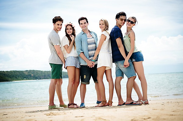 포토 JPG 주간 전신 서양인 외국인 백인 해외기획촬영 커플 여자 남자 행복 모션 함께함 서기 미소 사람 여러명 20대 성인 해변 야외 옆모습 친구 여름휴가 바캉스 손잡기 우정 즐거움 열정 2015년태국 청년만 성인만 국내포토 자연요소 감정 바다 뷰포인트 다수 컨셉 관계 휴가 표정 인종 청년 파일형식 여름_계절