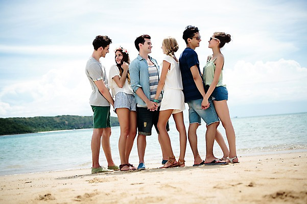 포토 JPG 주간 전신 서양인 외국인 백인 해외기획촬영 커플 여자 남자 행복 모션 함께함 서기 미소 사람 여러명 20대 성인 해변 야외 옆모습 친구 여름휴가 바캉스 마주보기 손잡기 우정 즐거움 열정 2015년태국 청년만 성인만 국내포토 자연요소 감정 바다 뷰포인트 다수 컨셉 관계 휴가 표정 인종 청년 파일형식 여름_계절