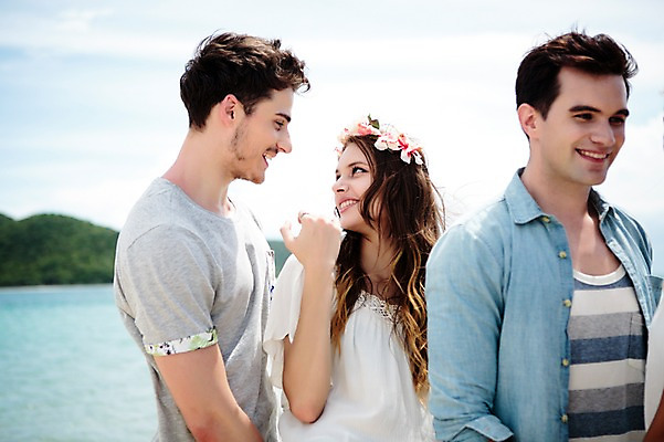 포토 JPG 주간 서양인 외국인 백인 해외기획촬영 커플 여자 남자 행복 모션 함께함 서기 미소 사람 손짓 상반신 20대 성인 해변 야외 앞모습 옆모습 세명 친구 여름휴가 바캉스 마주보기 우정 즐거움 열정 2015년태국 청년만 성인만 국내포토 자연요소 감정 바다 뷰포인트 컨셉 관계 휴가 표정 인종 청년 파일형식 여름_계절