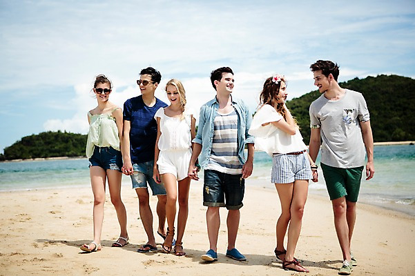 포토 JPG 주간 전신 서양인 외국인 백인 해외기획촬영 커플 여자 남자 행복 모션 함께함 미소 사람 여러명 20대 성인 해변 야외 앞모습 친구 여름휴가 바캉스 걷기 손잡기 우정 즐거움 열정 2015년태국 청년만 성인만 국내포토 자연요소 감정 바다 뷰포인트 다수 컨셉 관계 휴가 표정 인종 청년 파일형식 여름_계절