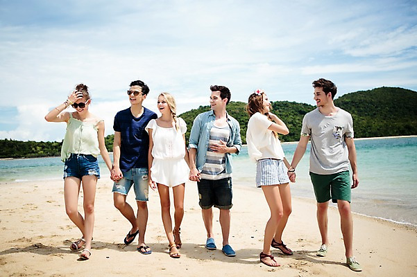 포토 JPG 주간 전신 서양인 외국인 백인 해외기획촬영 커플 여자 남자 행복 모션 함께함 미소 사람 여러명 20대 성인 해변 야외 앞모습 친구 여름휴가 바캉스 걷기 손잡기 우정 즐거움 열정 2015년태국 청년만 성인만 국내포토 자연요소 감정 바다 뷰포인트 다수 컨셉 관계 휴가 표정 인종 청년 파일형식 여름_계절