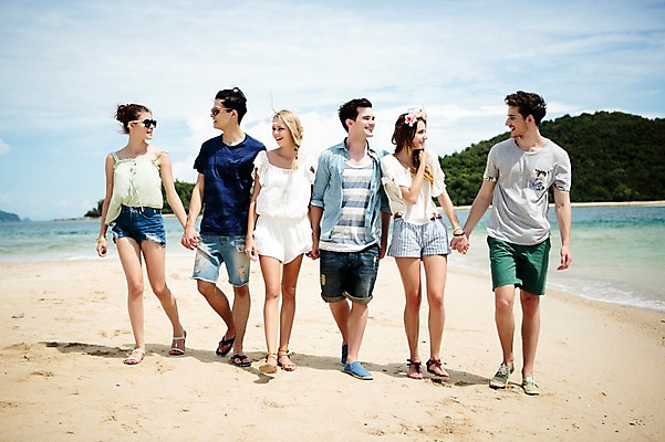 포토 JPG 주간 전신 서양인 외국인 백인 해외기획촬영 커플 여자 남자 행복 모션 함께함 미소 사람 여러명 20대 성인 해변 야외 앞모습 친구 여름휴가 바캉스 걷기 손잡기 우정 즐거움 열정 2015년태국 청년만 성인만 국내포토 자연요소 감정 바다 뷰포인트 다수 컨셉 관계 휴가 표정 인종 청년 파일형식 여름_계절