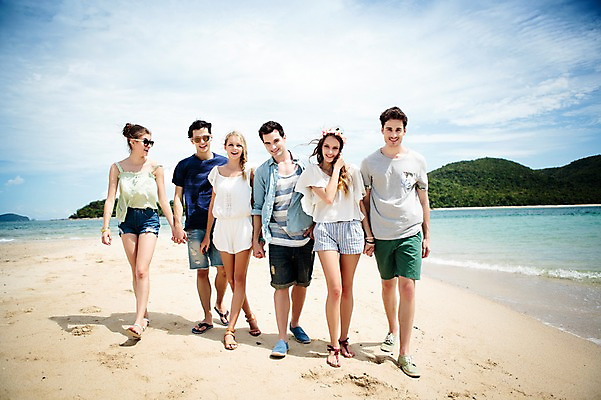 포토 JPG 주간 전신 서양인 외국인 백인 해외기획촬영 커플 여자 남자 행복 모션 함께함 미소 사람 여러명 20대 성인 해변 야외 앞모습 친구 여름휴가 바캉스 걷기 손잡기 우정 즐거움 열정 2015년태국 청년만 성인만 국내포토 자연요소 감정 바다 뷰포인트 다수 컨셉 관계 휴가 표정 인종 청년 파일형식 여름_계절