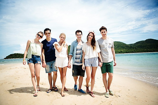 포토 JPG 주간 전신 서양인 외국인 백인 해외기획촬영 커플 여자 남자 행복 모션 함께함 미소 사람 여러명 20대 성인 해변 야외 앞모습 친구 여름휴가 바캉스 걷기 손잡기 우정 즐거움 열정 2015년태국 청년만 성인만 국내포토 자연요소 감정 바다 뷰포인트 다수 컨셉 관계 휴가 표정 인종 청년 파일형식 여름_계절