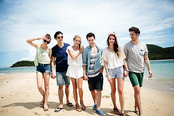 포토 JPG 주간 전신 서양인 외국인 백인 해외기획촬영 커플 여자 남자 행복 모션 함께함 미소 사람 여러명 20대 성인 해변 야외 앞모습 친구 여름휴가 바캉스 걷기 손잡기 우정 즐거움 열정 2015년태국 청년만 성인만 국내포토 자연요소 감정 바다 뷰포인트 다수 컨셉 관계 휴가 표정 인종 청년 파일형식 여름_계절