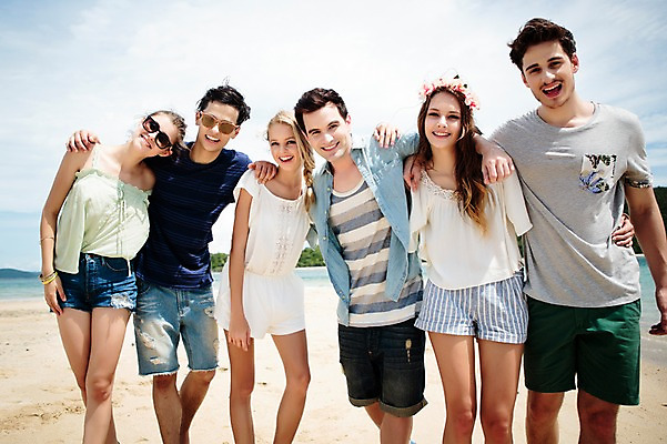 포토 JPG 주간 서양인 외국인 백인 해외기획촬영 커플 여자 남자 행복 모션 어깨동무 함께함 서기 미소 사람 여러명 상반신 20대 성인 해변 야외 앞모습 친구 여름휴가 바캉스 우정 즐거움 열정 2015년태국 청년만 성인만 국내포토 자연요소 감정 바다 뷰포인트 포즈 다수 컨셉 관계 휴가 표정 인종 청년 파일형식 여름_계절