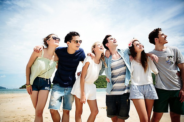 포토 JPG 주간 서양인 외국인 백인 해외기획촬영 커플 응시 여자 남자 행복 모션 어깨동무 함께함 서기 사람 여러명 상반신 20대 성인 해변 야외 앞모습 친구 여름휴가 바캉스 우정 즐거움 열정 2015년태국 청년만 성인만 국내포토 자연요소 시선 감정 바다 뷰포인트 포즈 다수 컨셉 관계 휴가 인종 청년 파일형식 여름_계절