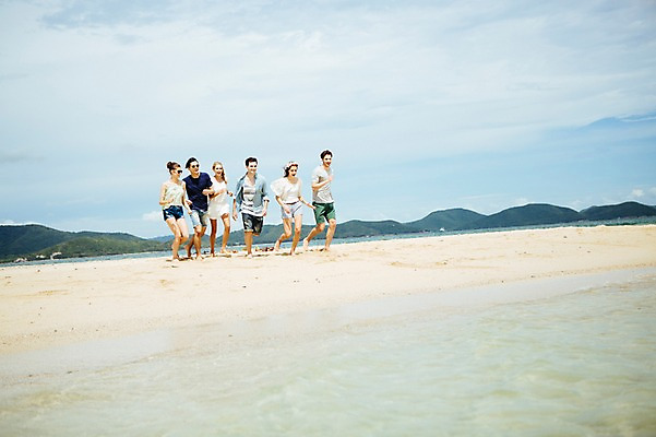 포토 JPG 주간 전신 서양인 외국인 백인 구름 해외기획촬영 커플 여자 남자 행복 모션 하늘 함께함 사람 여러명 20대 성인 해변 야외 옆모습 친구 여름휴가 바캉스 달리기 우정 즐거움 열정 2015년태국 청년만 성인만 국내포토 자연요소 감정 바다 뷰포인트 다수 컨셉 관계 휴가 인종 청년 파일형식 여름_계절