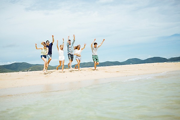 포토 JPG 주간 전신 서양인 외국인 백인 구름 해외기획촬영 커플 여자 남자 행복 모션 하늘 함께함 사람 여러명 20대 성인 해변 야외 옆모습 친구 여름휴가 바캉스 달리기 우정 즐거움 열정 2015년태국 청년만 성인만 국내포토 자연요소 감정 바다 뷰포인트 다수 컨셉 관계 휴가 인종 청년 파일형식 여름_계절