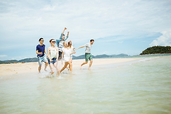 포토 JPG 주간 전신 서양인 외국인 백인 구름 해외기획촬영 커플 여자 남자 행복 모션 하늘 함께함 사람 여러명 20대 성인 해변 야외 옆모습 친구 여름휴가 바캉스 달리기 우정 즐거움 열정 2015년태국 청년만 성인만 국내포토 자연요소 감정 바다 뷰포인트 다수 컨셉 관계 휴가 인종 청년 파일형식 여름_계절